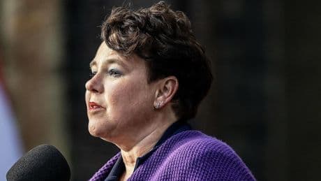 Dijksma haalt zich woede van politiekorps op de hals: ’ME’ers niet meer bereid diensten te draaien’