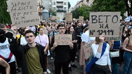Protestas en Ucrania contra Zelenski por liquidar la independencia de la Fiscalía Anticorrupción
