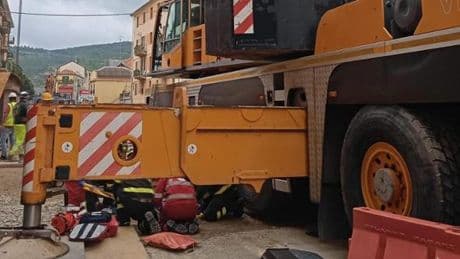 Incidente in un cantiere a Vado, operaio resta impigliato con l’imbragatura in una gru: accompagnato al Santa Corona