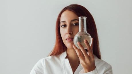 Elena Jiménez, bióloga, sin rodeos sobre el envejecimiento prematuro: "El principal enemigo de la piel es el cloro"