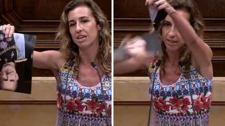 Una diputada de la CUP rompe una foto del rey Felipe VI en el Parlament