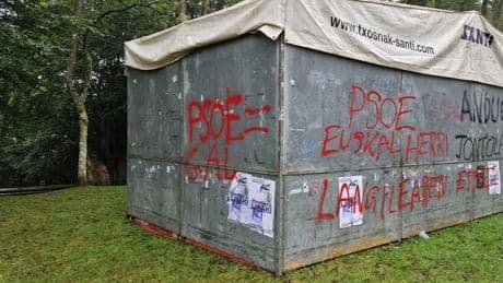 El PSE de Eibar denuncia pintadas en su txozna durante las fiestas de Arrate