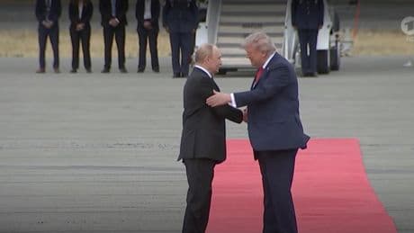 Putins Pokerface bröckelt: Körpersprache-Experte analysiert Alaska-Gipfel