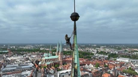 Kirchturmsanierung: Wind verzögert Arbeiten am Turm der Lübecker Jakobikirche
