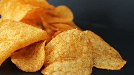 +42% en 10 ans: pourquoi la consommation de chips explose en France