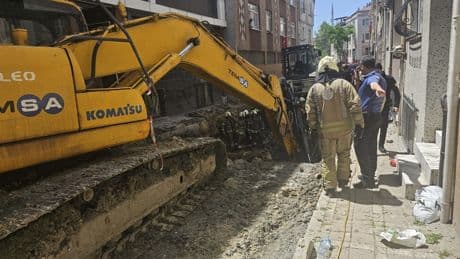 Bayrampaşa'da yol çöktü! 1 işçi sağ olarak çıkarıldı