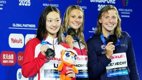 Summer McIntosh s’offre un premier titre aux Mondiaux de natation de Singapour, où elle espère égaler Michael Phelps