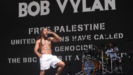 Au Royaume-Uni, le gouvernement condamne des propos anti-Israël tenus par des rappeurs au Festival de Glastonbury