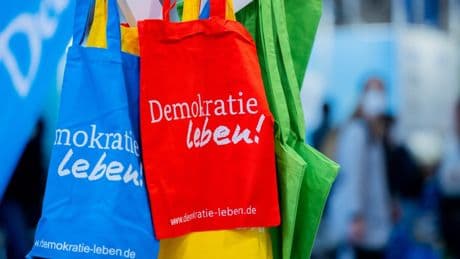 Kolumne „Hanks Welt“: Millionen für die Demokratie