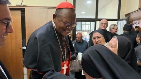 Conclave, i cardinali vanno in parrocchia: festa per Besungu e Dolan, chiesa quasi vuota per Gregory. «Non ci serve un Papa stratega»