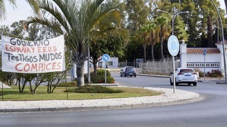 El despido de cuatro trabajadores aviva el conflicto en el aeropuerto de la base de Rota, tras ocho años de huelgas
