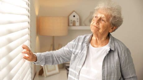 Vrouw (75) die tien jaar blind was, kan weer zien dankzij tand in haar oog: ’Fantastisch’