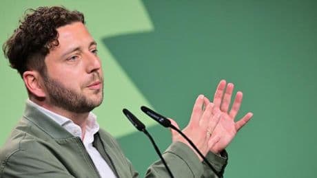 „Herr Merz hat sich bislang als Teilzeit-Europäer betätigt“, sagt Grünen-Chef Banaszak