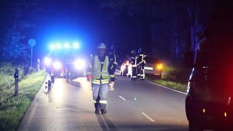 Retter entdecken Trümmerteile - Flugzeug stürzt in Wald bei Neumünster