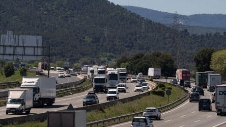Una profesora de autoescuela explica cómo debes actuar si un coche va pegado a ti por detrás