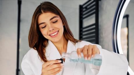 Jeden Tag Mundspülung benutzen – Ist das gesund?