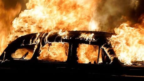Ucraina, attacco di droni nella notte: esplosioni a Kiev. Italia invia 5 radar per ripristinare voli civili