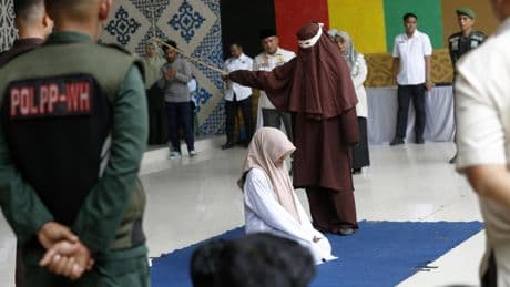 Una mujer recibe 100 latigazos en público en Indonesia tras haber sido condenada por adulterio