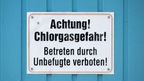Warnmeldung: Chlorgas tritt in Schwimmbad aus - Großeinsatz