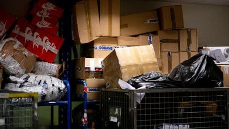 Vélos électriques, chaussures, trottinettes… Comment les criminels chinois arrosent l’Europe de produits frauduleux