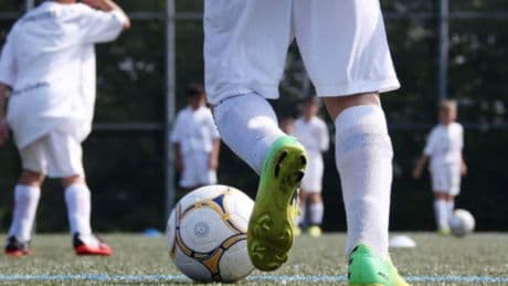 Fußballspiel wird zur Tragödie: Junge (14) stirbt nach Kollaps auf dem Platz