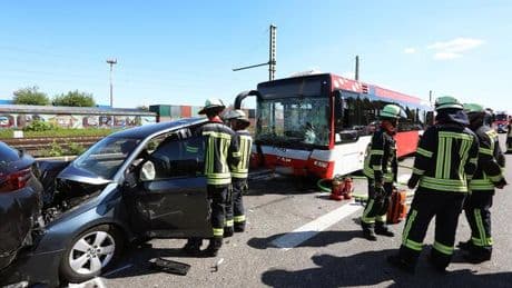 A59 bei Sankt Augustin: 21 Verletzte bei Karambolage mit Flughafenbus an Stauende