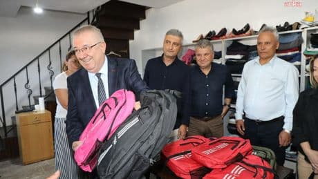 Edremit Belediyesi’nden 400 öğrenciye kırtasiye desteği