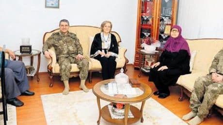 Komutandan şehit ailelerine ziyaret