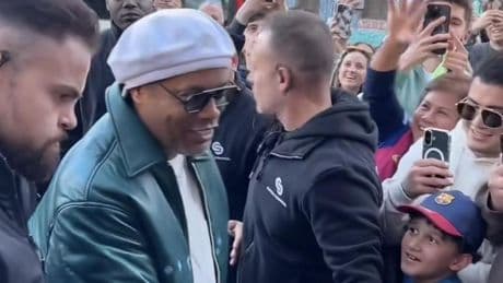 Locura en Barcelona por la aparición sorpresa de Ronaldinho