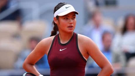 Emma Raducanu, balayée par Iga Swiatek à Roland-Garros, reste loin du compte