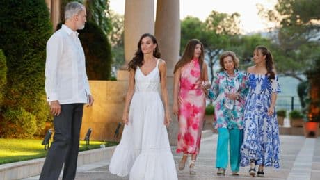 Letizia deslumbra en Marivent con el 'look' definitivo del verano: vestido ibicenco con bordados y cuñas de esparto