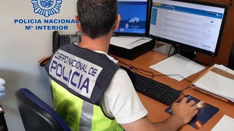 Lleva a reparar la pantalla del móvil y descubre que el empleado está enviando vídeos privados suyos: ha sido detenido