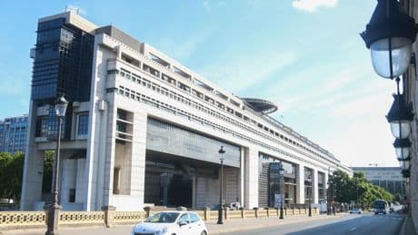 Budget 2026 : l’État va-t-il vendre ses écoles, casernes et bureaux pour renflouer ses caisses ?
