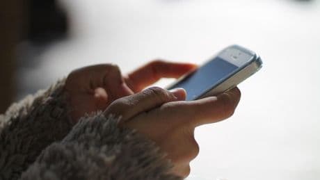 Foto rubate alle partner sui social, Meta rimuove il gruppo "Mia moglie": gli iscritti erano più di 32mila