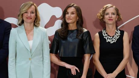 Letizia se apunta al 'total look' negro con un toque rockero: las claves de su última apuesta estilística