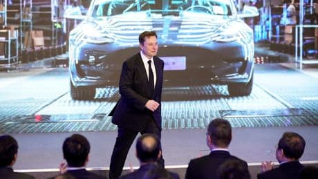 Geister-Fahrten angezeigt? - Tesla wegen Schmu mit Tachos verklagt