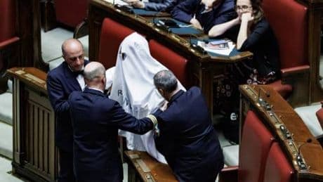 Dal "fantasma" espulso alle urla e gli sfottò. Assenti i due vicepremier