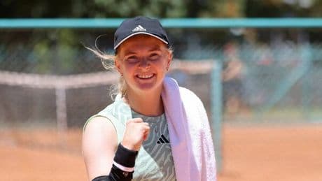 Francesca Jones, chi è la tennista (senza cinque dita) ora nella top 100 che ha vinto a Palermo