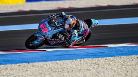 Quiles bate a Perrone para ganar en Moto3