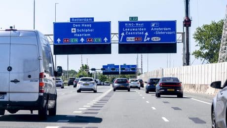 Dronken man steekt op fatbike vier rijstroken over op snelweg A10; politie plukt hem van middenberm