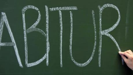 Abitur-Jahrgang wählt „NSDABI“ zum Motto – Polizei ermittelt