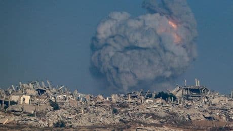 Israel incrementa su asedio a ciudad de Gaza con ataques a viviendas y a un hospital
