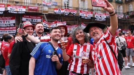 Hinchas de United y Tottenham invaden Bilbao: Fiesta en Plaza Nueva y Fanzone
