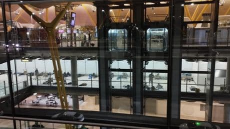 Trabajadores de Barajas sobre la primera noche de controles en el aeropuerto: "Es una medida estética más que efectiva"
