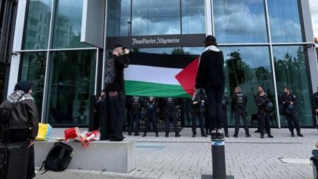 Pro-palästinensischer Mob besetzt Eingang der „FAZ“