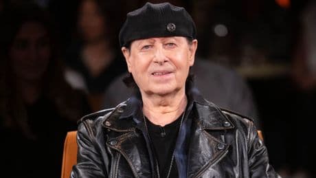 Rockstar fragt nach Nasszellen: Scorpions-Sänger Klaus Meine singt sich im Duschraum warm