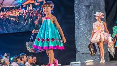 El concurso de vestidos de papel de Güeñes presume de trayectoria con 20 diseños rompedores