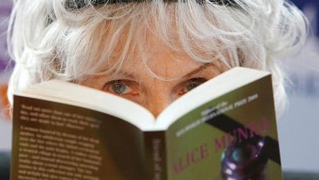 Alice Munro, de 'Santa' e icono para el feminismo a leprosa: cuando la genialidad literaria coexiste con una moralidad deplorable