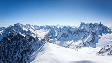 ‘De Alpenfederatie’ is een spectaculaire dystopische roman die zich met slimheid wil onderscheiden