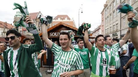 El Betis toma las calles de Breslavia en la previa de la final